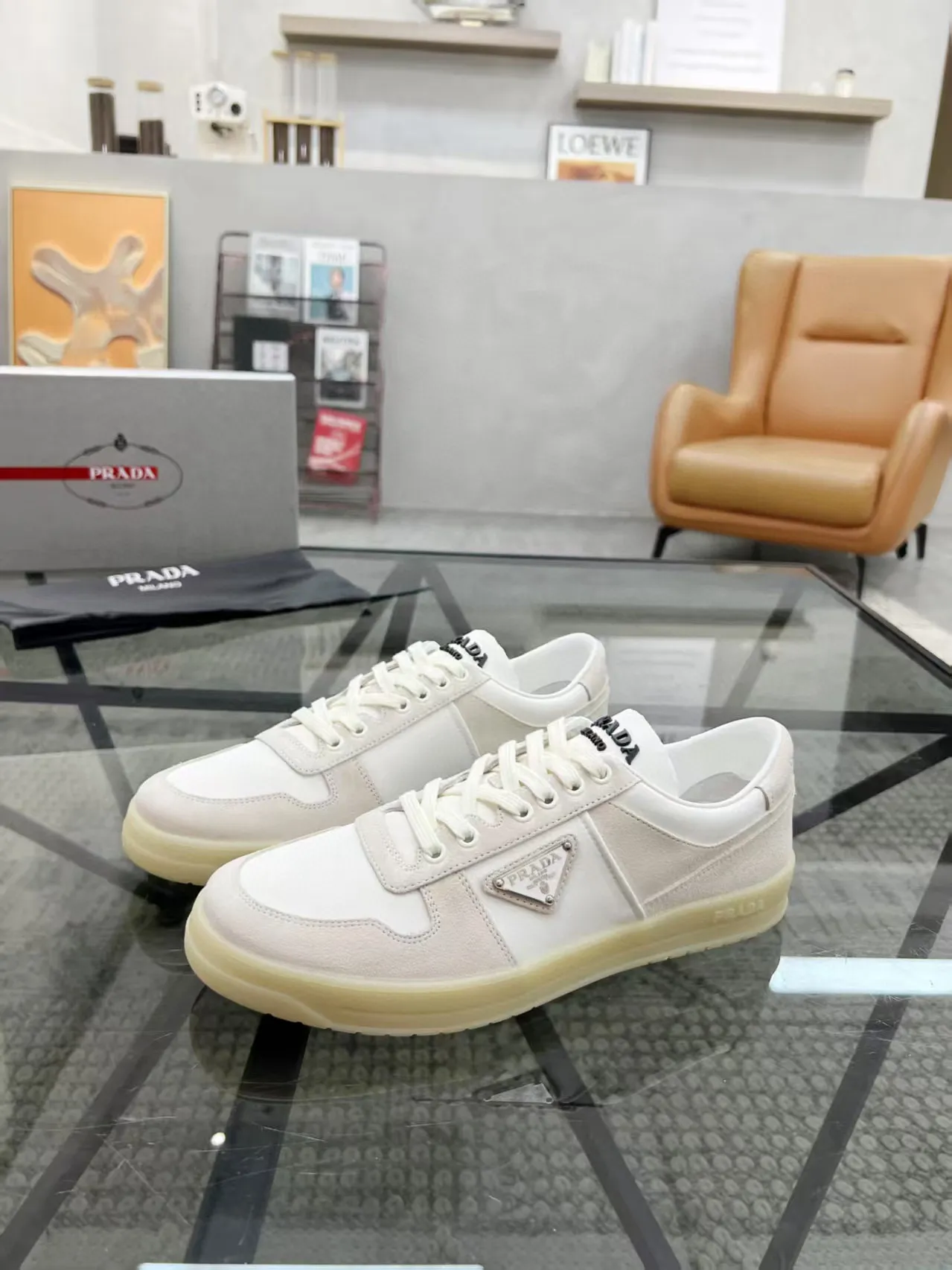 Factory price: 400💰Prada new men's leather sports shoes, the highest version on the market, any comparison is welcome🆚! The original leather has excellent texture and is super high-end! Fetal sheep net lining imported from Italy, removable pad! Luxurious materials and fine workmanship, highly recommended! Code number: 38-44, customized 45